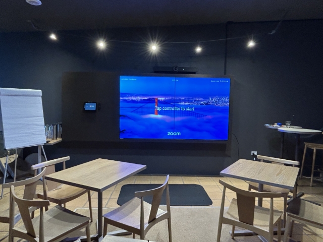 <p><span style="font-size: 12px; line-height: 1.4;"><strong>Pre-Meeting Setup (Screens Always On)</strong></span></p><p></p><ol><li><p><span style="font-size: 12px; line-height: 1.4;"><strong>Confirm Screens Are On:</strong> Upon entering the Tour Route meeting space, observe that all screens should already be powered on.</span></p></li><li><p><span style="font-size: 12px; line-height: 1.4;"><strong>No Remote Needed (Generally):</strong> You should not need to use a remote control to turn on the screens before your meeting.</span></p></li></ol><p></p>