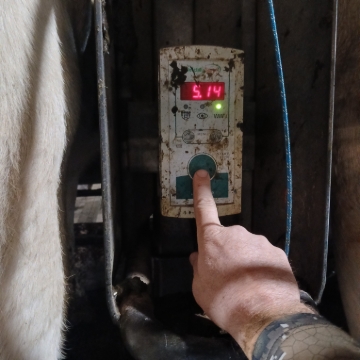<p>Hold in big <strong>GREEN BUTTON</strong> for afew seconds to lift retention bars &amp; pick up vacuum.&nbsp;</p>
