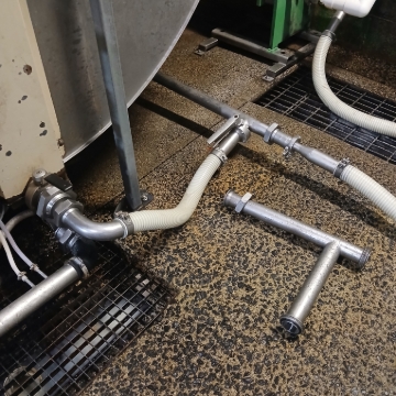 <p>Vat 1</p><p>Remove wash Tee</p><p>Connect hose to vat&nbsp;</p><p>Open taps&nbsp;</p><p><strong>DON'T OPEN TAPS! </strong></p><p><strong>WITH MILK IN VATS AT THIS STAGE!&nbsp;</strong></p><p><br></p>