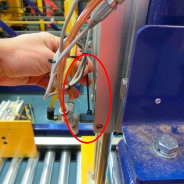 <p>Step 5:
Release the air pressure
from the cylinder on the
lower port.</p>