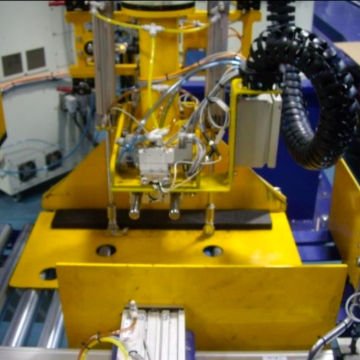 <p>Step 7:
Remove the template, so
robot gripper is ready for
production.</p>
