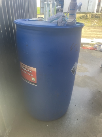 <p>Add 750 mil of acid to the hot water. And run this through the vat</p>