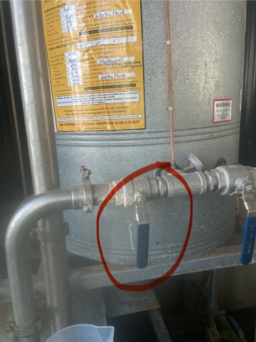 <p>Once all the cold water is gone from the tub you can fill the tub with hot water from the Vet cylinder using this tap</p>
