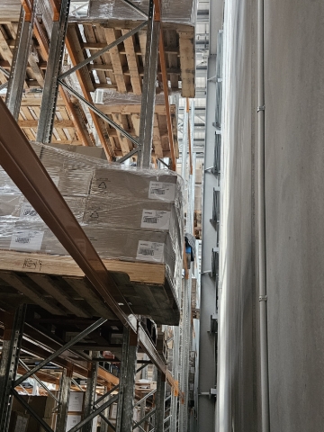 <p>Pallets and load in overhang condition in the last aisle.</p>