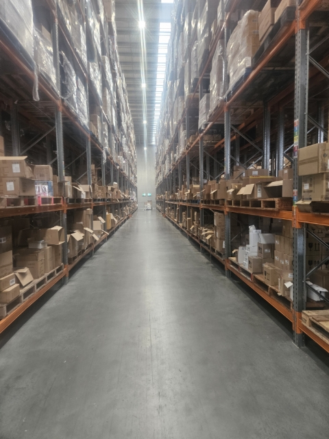 <p>Another well-maintained aisle. </p>