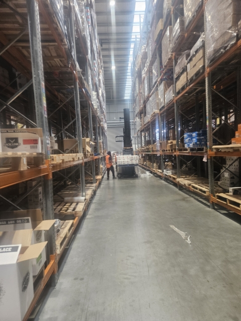 <p>This aisle looked tidy. </p>