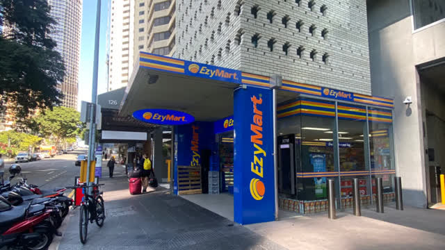 <p>You will be collecting keys @ EzyMart on 131 Margaret St, Brisbane City (5-min walk). Please let the counter know the name on the booking and your unit number.</p>