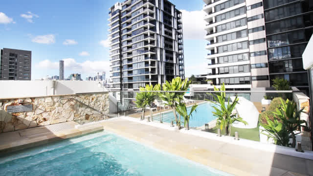 <p>Complex facilities (6AM – 10PM): gym, pool, sauna, spa on Level 6.
• Keys required for access.</p>