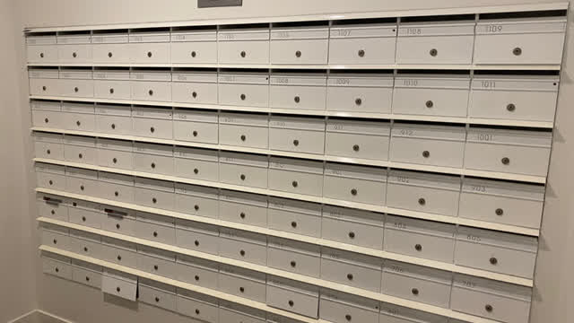 <p>You will be collecting keys @ the mailbox onsite.</p>