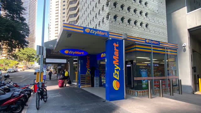 <p>You will be collecting keys @ EzyMart on 131 Margaret St, Brisbane City (5-min walk).
Please let the counter know the name on the booking and your unit number.</p>
