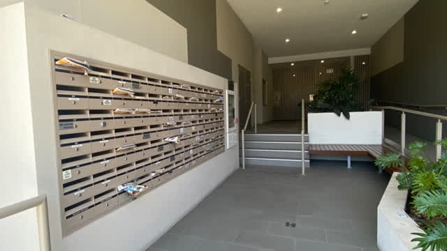 <p>You will be collecting keys from mailbox at the building front entrance.</p>

