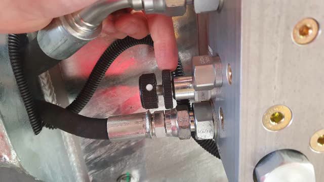 <p>To lock, wind locking ring clockwise until it is tight against cartridge</p>