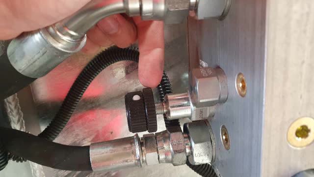 <p>To unlock, wind locking ring counter-clockwise until it is back against adjustment knob</p>
