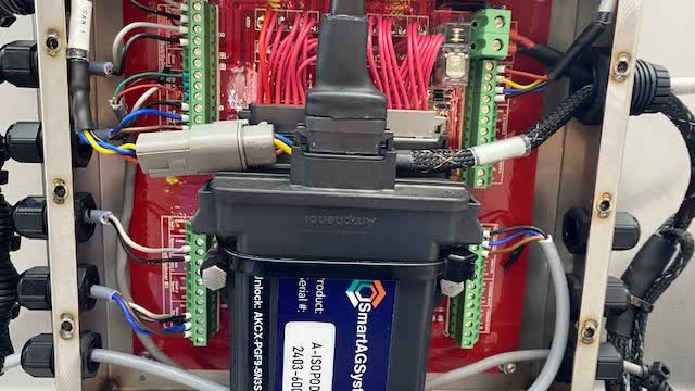 <p>Plug the fly lead loom into the ISOPOD-B and plug together CAN1 with CANBUS-IN as pictured.</p>
