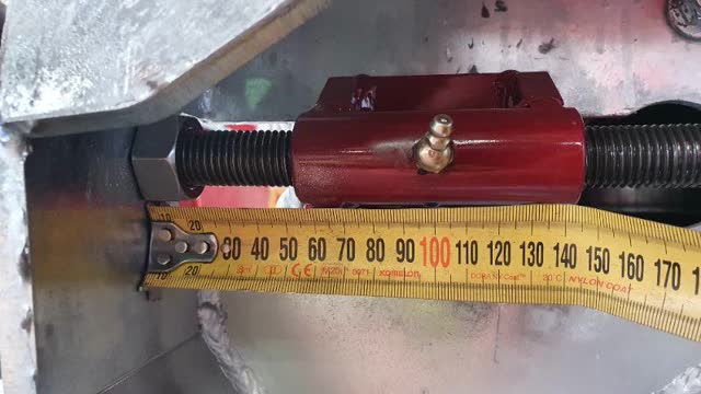 <p>Measure the distance between the adjuster and front chassis profile and repeat on the opposite side to match the measured dimension.</p>
