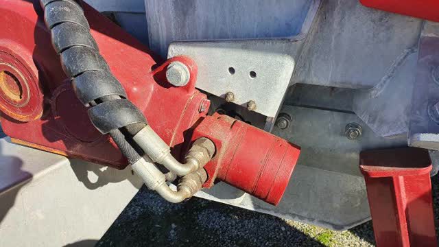 <p>Fit hoses to gearbox motor</p>