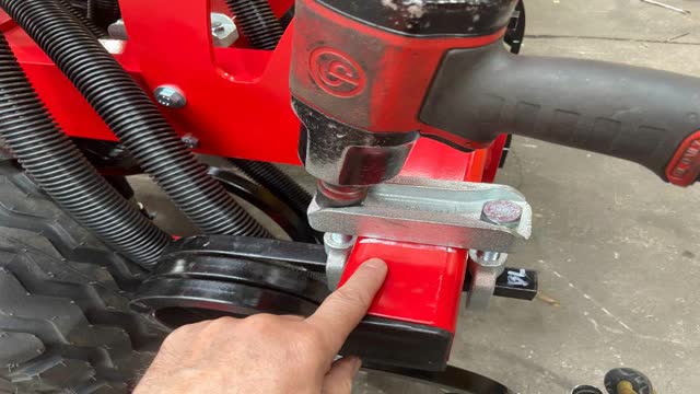 <p>Ensure the clamps are within the white markings and slowly tighten each side bolts evenly</p>
