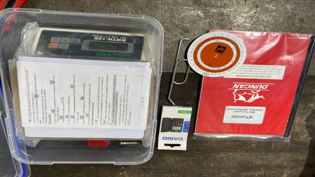 <p>Check Lunch box has scales, batteries, calculator, clutch hook, rate chart and correct manual.</p>