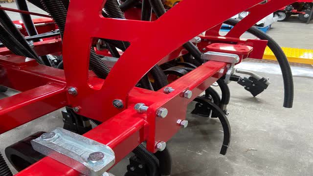 <p>Bolt the 4 red upright brackets for the yellow footboard.</p>