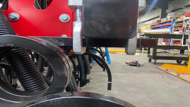 <p>Ensure the coil tine is flat and even under the frame then tighten bolts ensuring gaps is correct and in within white markings so boot is straight.</p>