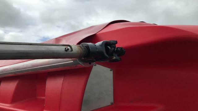 <p>Move the handle until the yoke looks as above.</p>