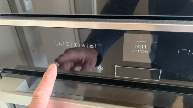 <p>Turn the oven off when finished using the on / off button.</p>