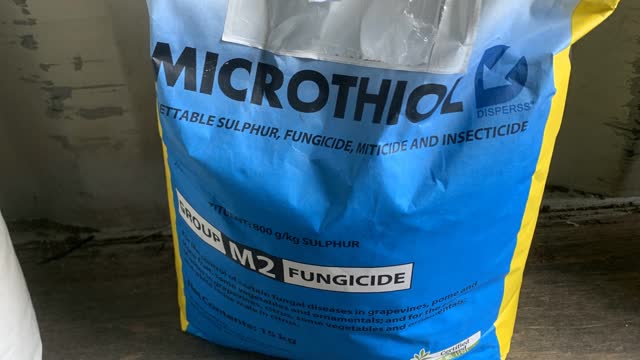 <p>1 full cup is 200g</p>