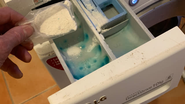 <p>Put half a scoop of powder in the left hand side of the draw</p>
