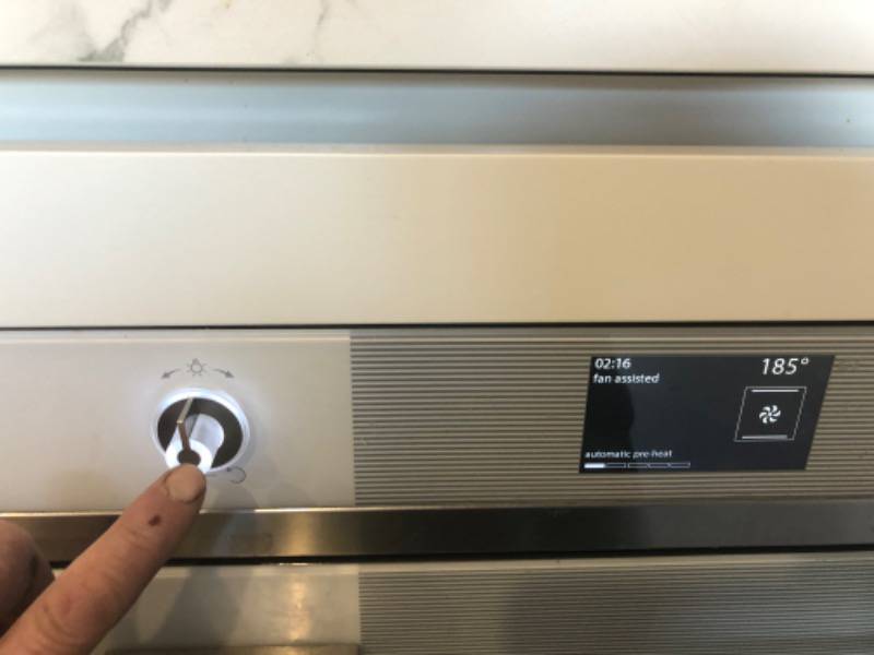 <p>When you are finished cooking push the left hand knob in.</p>