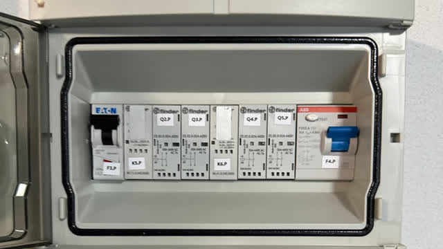 <p>This photo shows the right hand switches above the battery in the garage</p>
