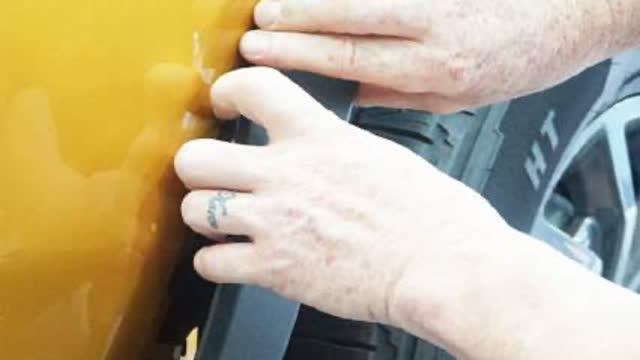 <p>Unclip the flare starting at the front lower
section and making your way back along the
guard.</p>
<p>Note: If the vehicle has blind spot sensors, this will
need to be disconnected before commencing
to unclip the flare.</p>
<p>Repeat procedure on opposite side.</p>