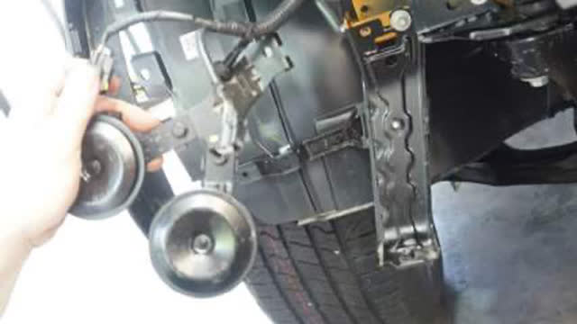 <p>Unplug horn and remove horn bracket. Retain
for later use.</p>