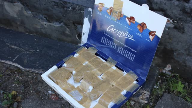 <p>Дії у під'їзді свого будинку: опитайте сусідів. Якщо власник не встановлений ‒ негайно повідомте про знахідку у найближче відділення поліції.</p>
