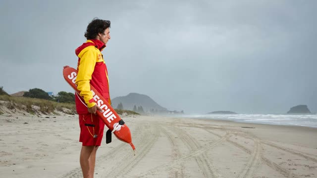 **Short tying a rescue tube**

* Short tying a rescue tube is a skill a surf lifeguard should know if participating in any rock rescue training
* The long lanyard of the rescue tube may snag on rocks in surging swell, risking entrapment
* Short tying your rescue tube ensures it remains clear while navigating on and off rocks