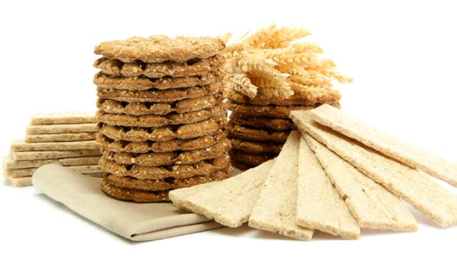 <p>В тривожну валізу додайте продукти: рибні консерви, тушонку, галети, супові набори, макарони та крупи. Також важливо мати калорійні солодощі з довгим терміном зберігання, такі як згущене молоко, шоколад і "снікерси".</p>