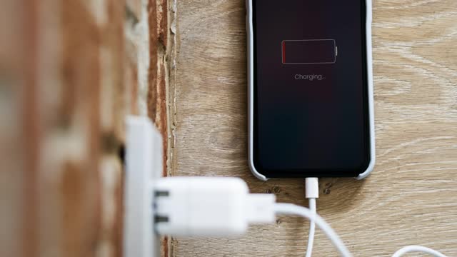 <p>Мобільний телефон з зарядним пристроєм. Можна купити недорогі телефони, які довго тримають заряд. Засоби зв'язку допоможуть бути в курсі подій певний час.</p>