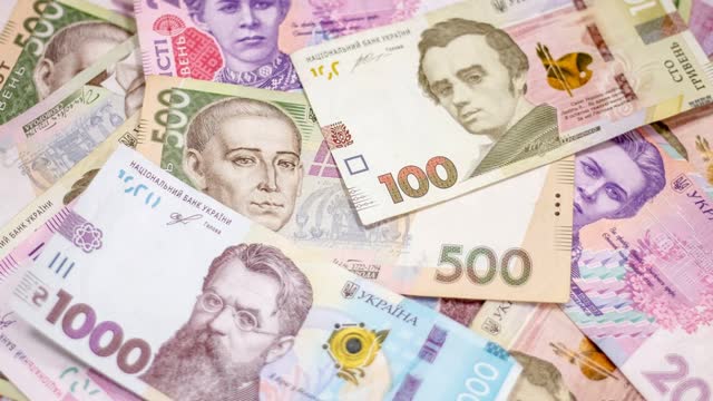 <p>Гроші - обов'язково покладіть карти чи готівку.</p>