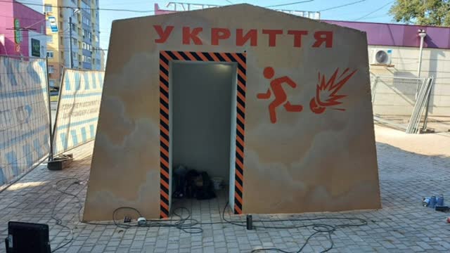 <p>Дізнайтесь місце розташування захисних споруд цивільної оборони поблизу місця проживання, роботи, у місцях частого відвідування (магазини, базар, дорога до роботи, медичні заклади тощо). Без необхідності намагатися якнайменше перебувати у малознайомих місцях.</p>