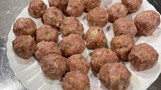 <p>A 500gm meat mixture will provide about 24 meatballs</p>