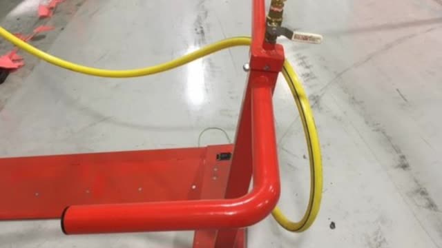 <p>The Air Skate is operated pneumatically by opening the main ball valve at the handle of the Air Skate. (white handle).</p>