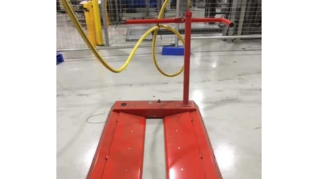 <p>The Air Skate is designed to pick up smaller & larger Paper Reels.
This is done by opening & closing the wings on the tines.</p>