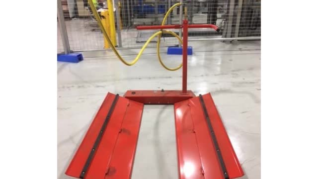 <p>Wings in or closed for smaller diameter Paper Reels.
Wings Out or in the Open position for larger diameter Paper Reels.</p>
