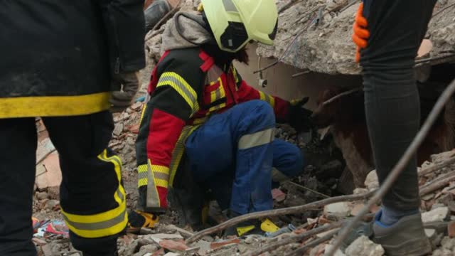 <p>Слухайся рятувальників.</p>
<p>Ти все зробив правильно і тебе почули. Тепер рятувальникам потрібен час, щоб крізь завали добратись до тебе і визволити. Не рипайся та дослухайся до рекомендацій людей в касках.</p>
