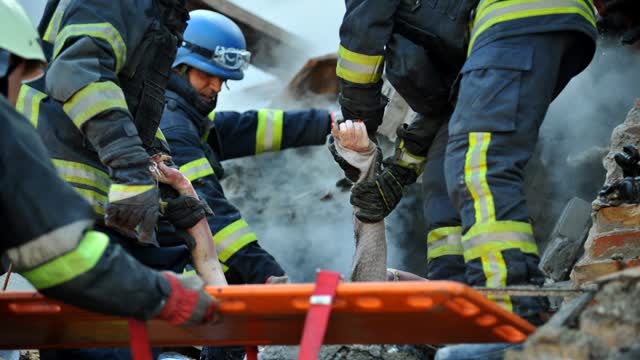 <p>Не панікуй.</p>
<p>Якщо ти опинився під завалами, намагайся не панікувати. Холодний розум один з ключів до порятунку. Завжди тримай в голові, що до тебе вже прямують екстрені служби.</p>
