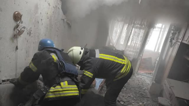 <p>Кричи сильніше!</p>
<p>Рятувальники періодично влаштовують хвилину тиші. У цей час потрібно якомога голосніше кричати та подавати сигнали. Головне, щоб вас почули і помітили.</p>
