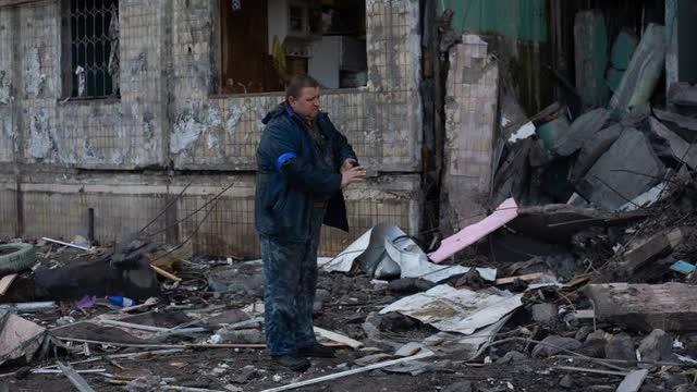 <p>Якщо вдалося вибратися.</p>
<p>Якщо є можливість надай собі та іншим першу допомогу. Якщо ж ні, і сил вибратися немає, то продовжуй кликати на допомогу та чекати рятувальників. Зберігай спокій та пам'ятай, що тебе шукають і вже скоро прийдуть на допомогу</p>
