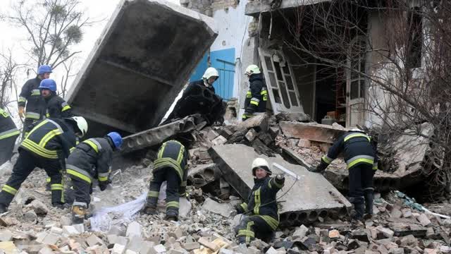 <p>Не зроби гірше.</p>
<p>Також дуже важливо не погіршити своє становище. Не роби різких рухів, що можуть спровокувати додаткове обвалення. Важливо не зрушити перекриття чи балки, на яких все тримається. Тому не розбирайте самотужки завали довкола себе.</p>
