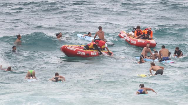 <p><strong>For multiple patients</strong></p>
<ul>
<li>The lifeguard should assess the best order in which to assist the patients</li>
<li>Let other lifeguards know you need help by using the ASSISTANCE REQUIRED SIGNAL</li>
<li>The 1st patient should be secured with the rescue tube</li>
</ul>
