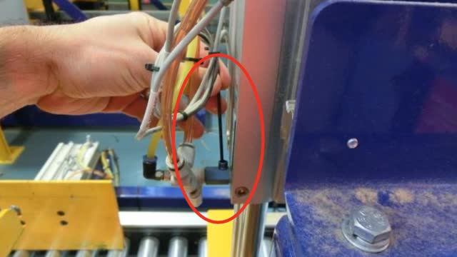 <p>Release the air pressure from the cylinder on the lower port.</p>