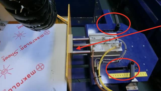 <p>Fully extend the right side stop cylinder and loosen the clamps to adjust the cylinder to meet the template. Tighten the locks once in correct position.</p>